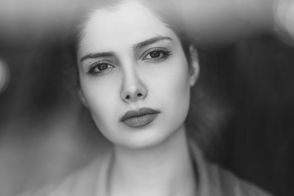 ein Schwarz-Weiß-Foto des Gesichts einer Frau
