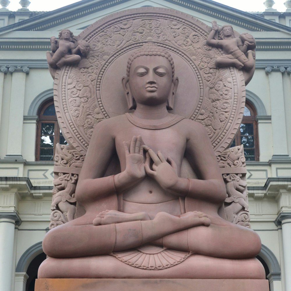 Una estatua de un Buda frente a un edificio