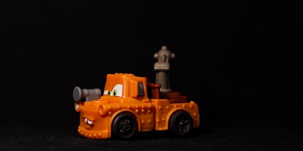 Ein Spielzeuglastwagen mit einem Mann darauf