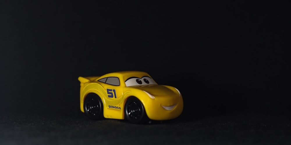 Ein gelbes Spielzeugauto mit lächelndem Gesicht