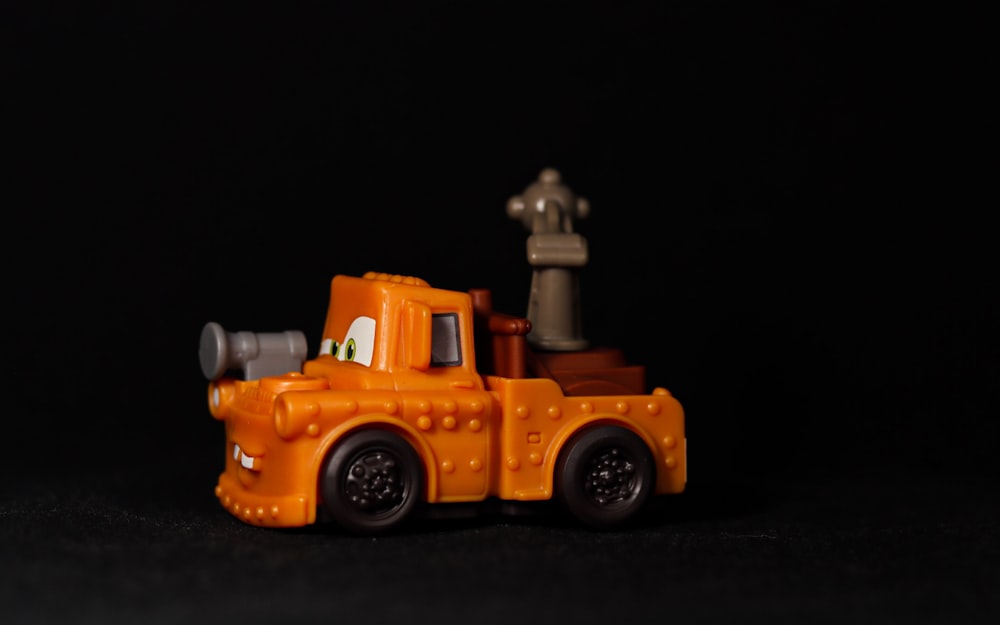 Ein Spielzeuglastwagen mit einem Mann darauf