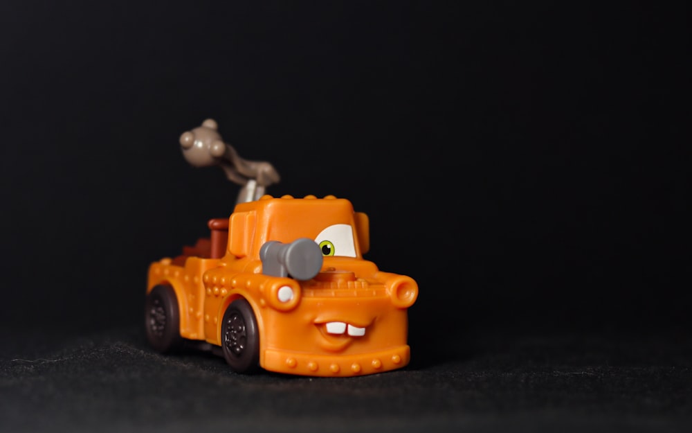 ein Spielzeuglastwagen mit einer Katze darauf