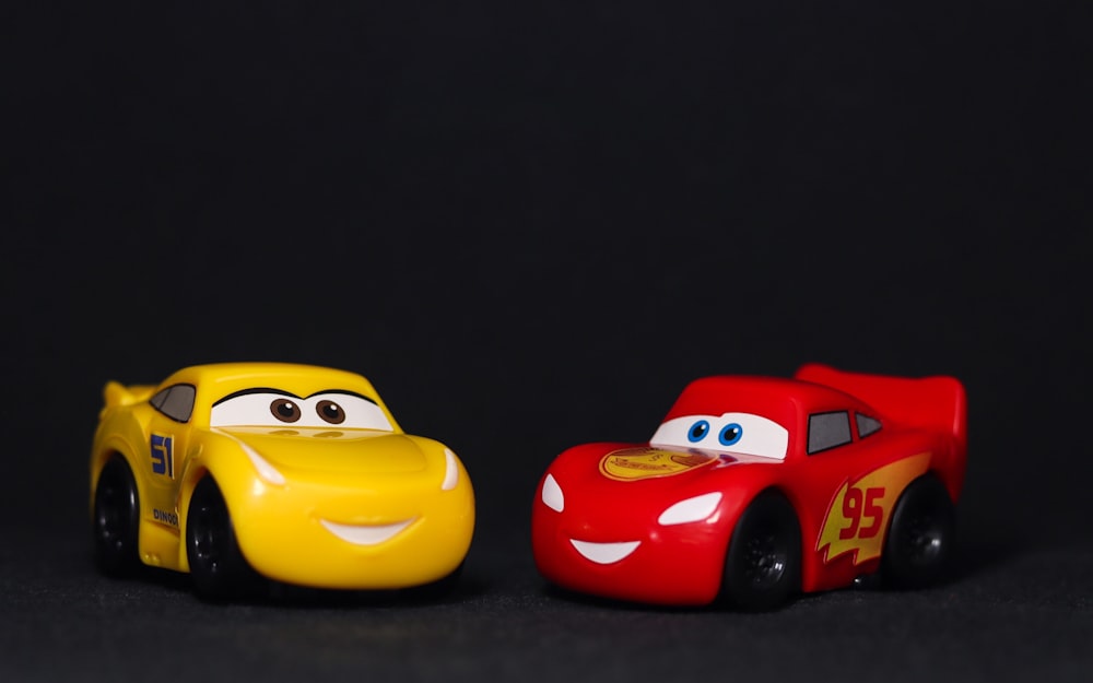 ein paar Spielzeugautos sitzen nebeneinander