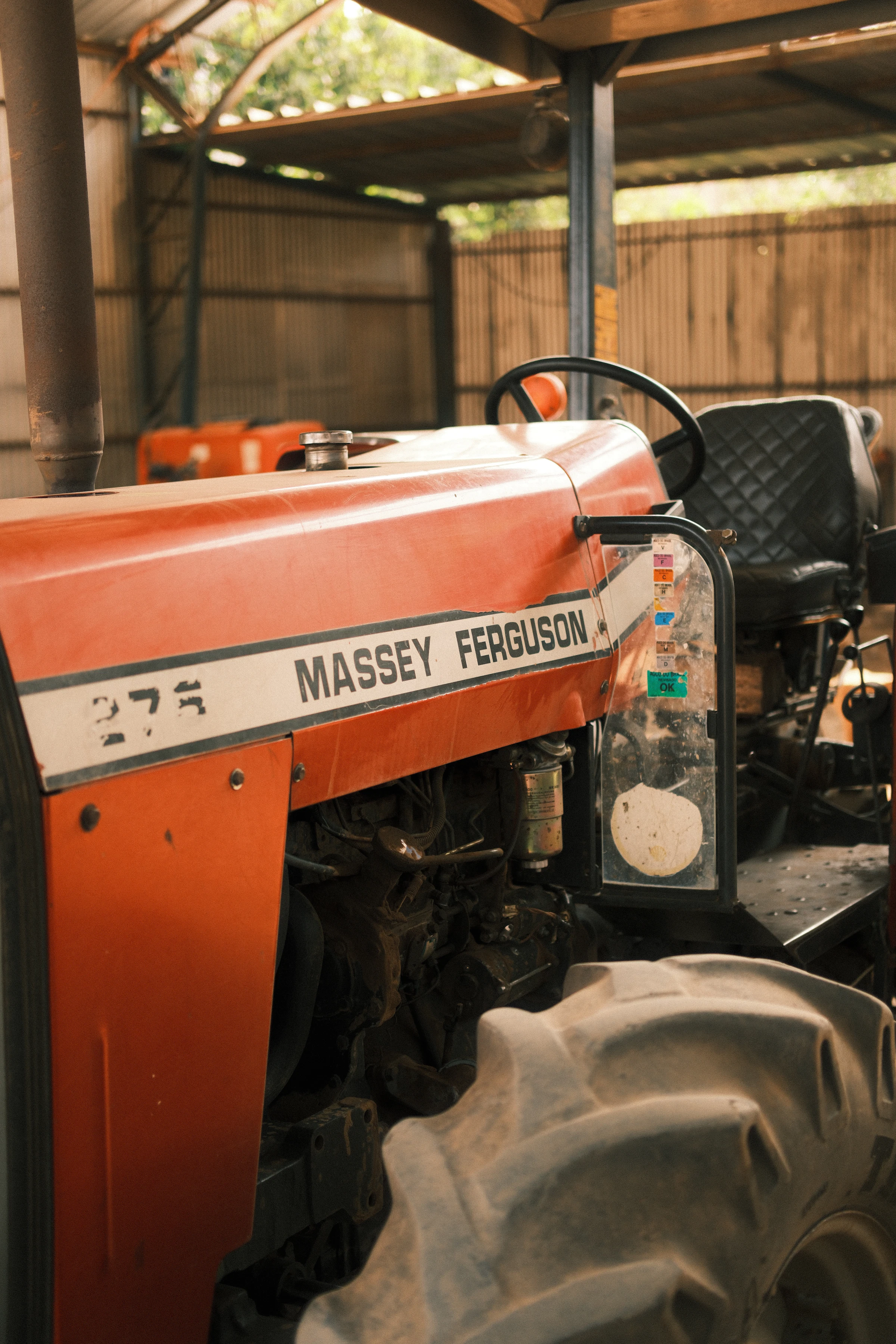 Tractor estacionado en el interior de un taller