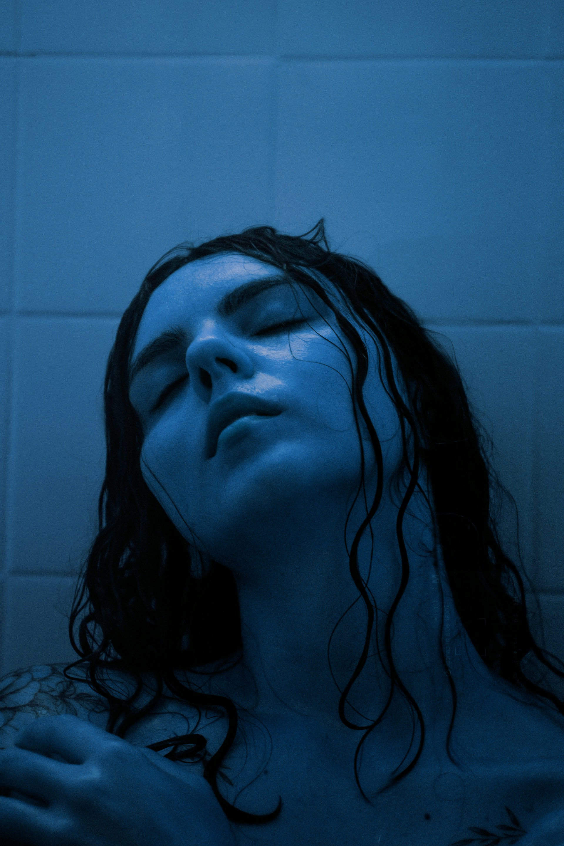 gray computer monitor