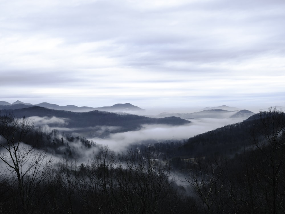 una vista di una montagna coperta di nebbia