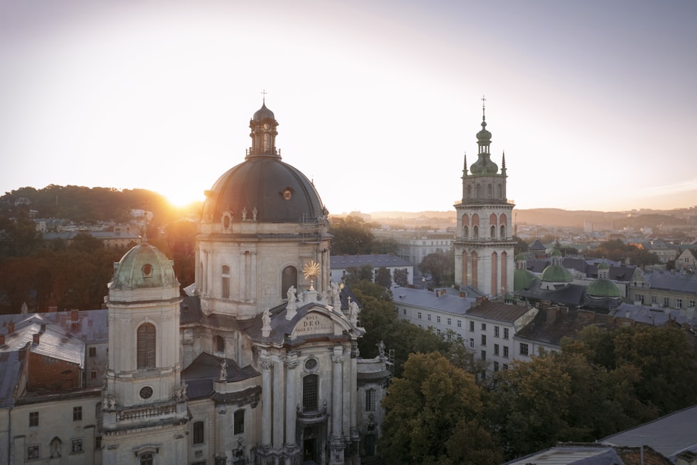 Le soleil se couche sur une ville aux grands immeubles