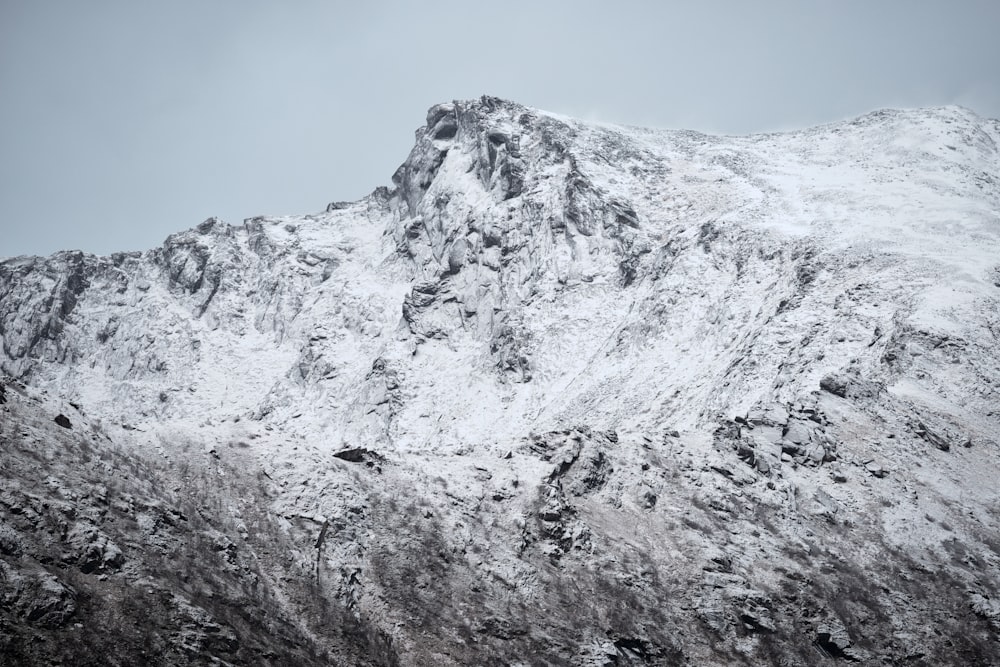 Una montagna coperta di neve in una giornata nuvolosa