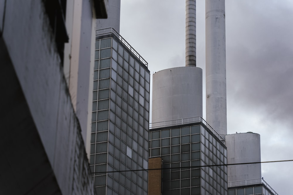 Un edificio alto con dos chimeneas al lado