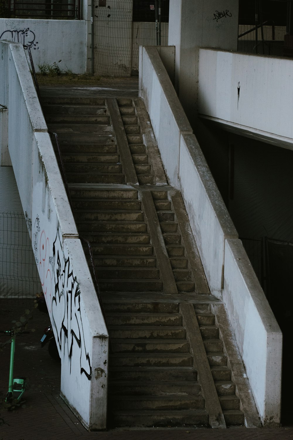 un escalier avec des graffitis dessus