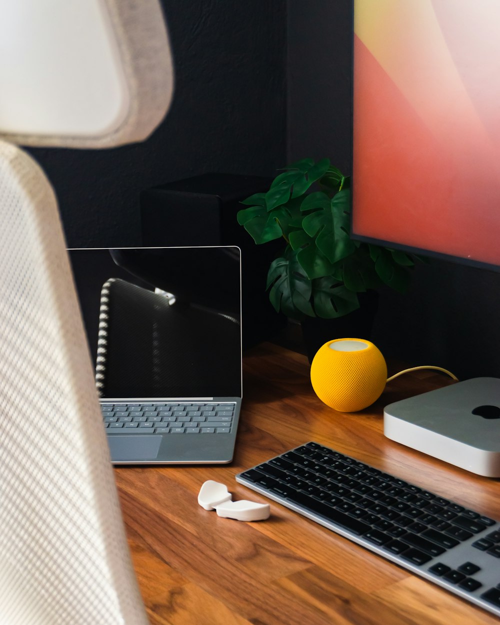 Ein Schreibtisch mit Tastatur, Maus und Monitor