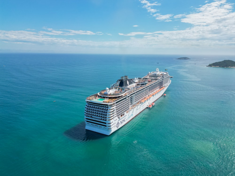 Un grand bateau de croisière au milieu de l’océan