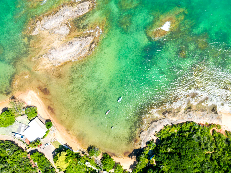 Vista aérea de uma praia de Búzios com água azul-turquesa