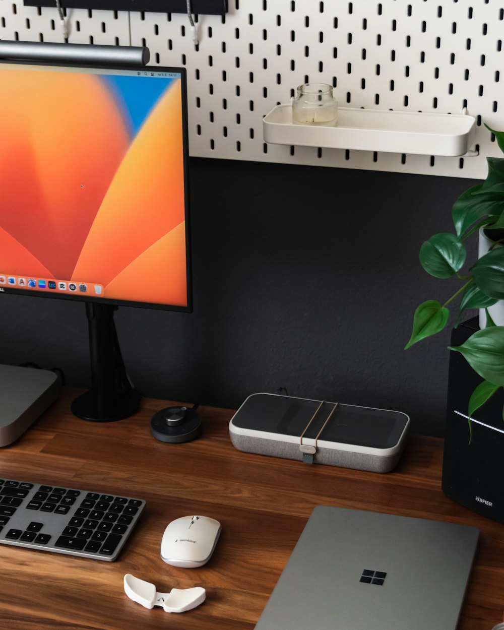 ein Schreibtisch mit Monitor, Tastatur und Maus