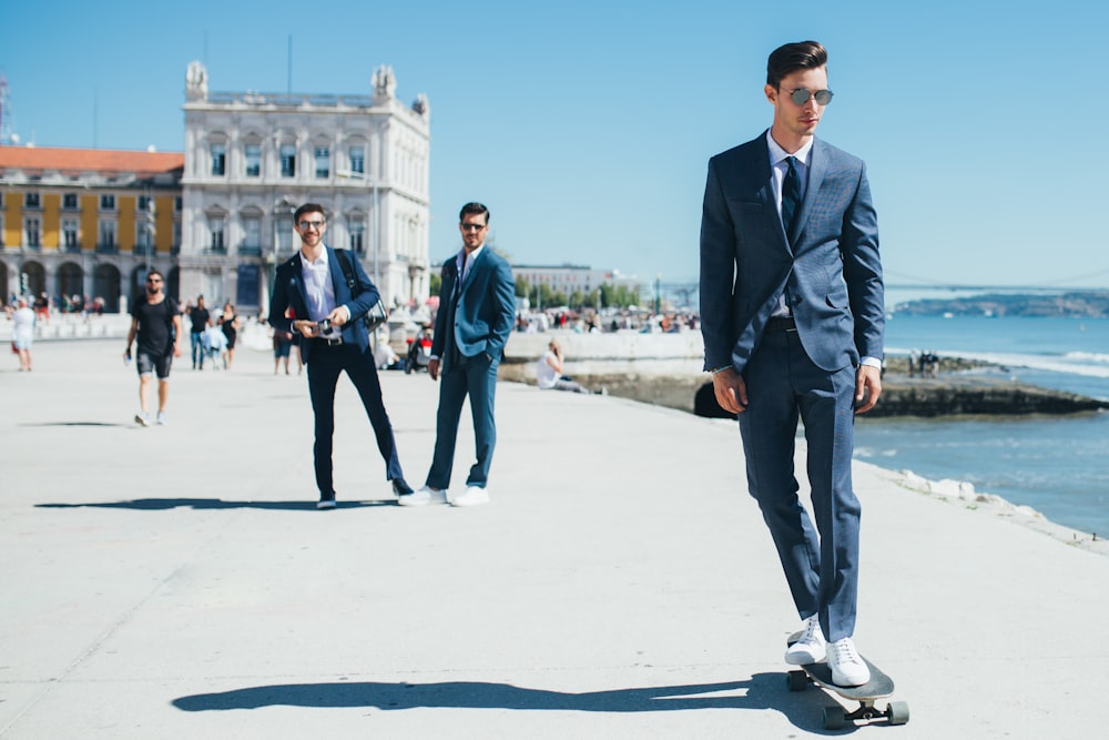 Un hombre de traje está montando una patineta