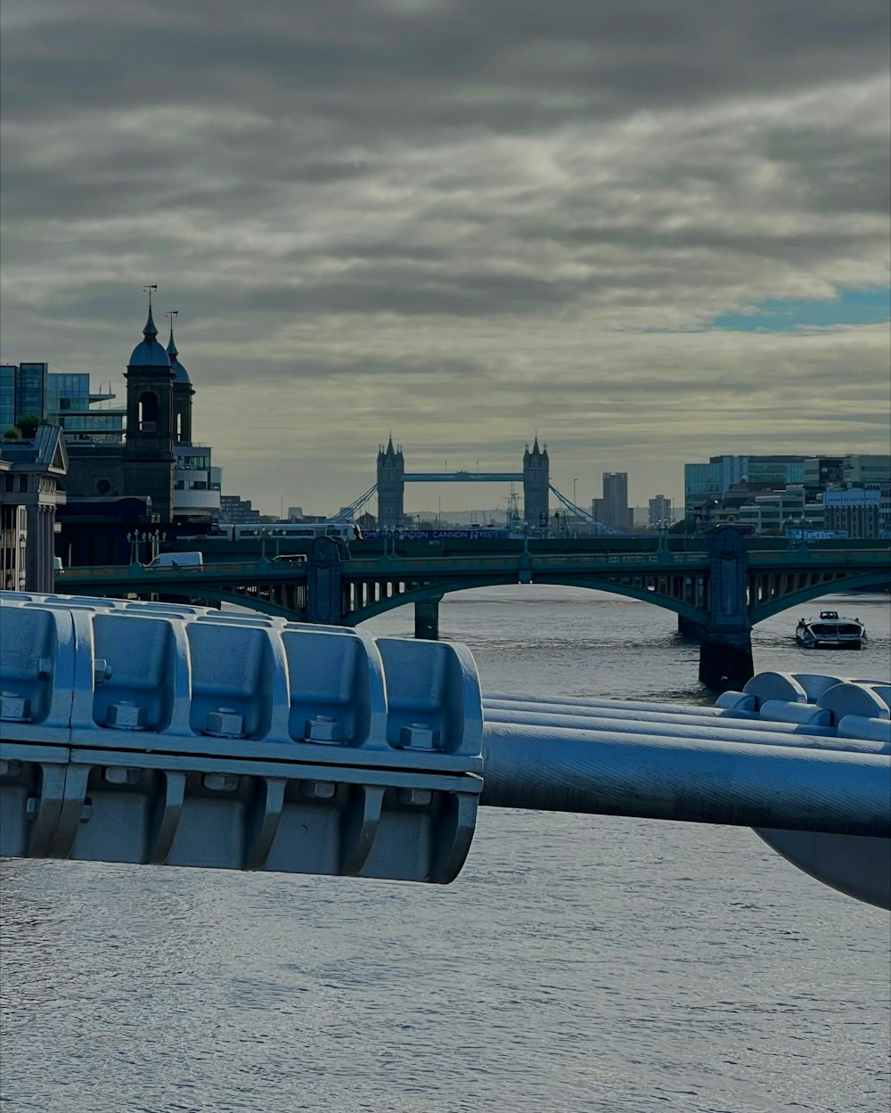 Una vista de un puente sobre un cuerpo de agua