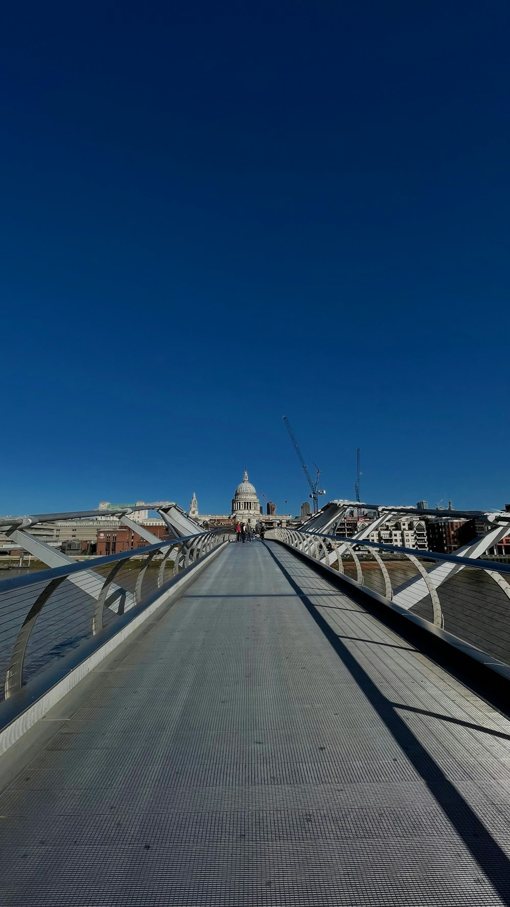 un puente que tiene una larga pasarela que lo cruza