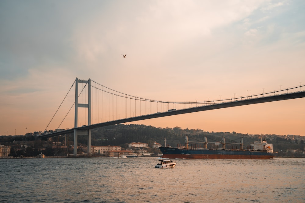 uma grande ponte que se estende sobre um corpo de água