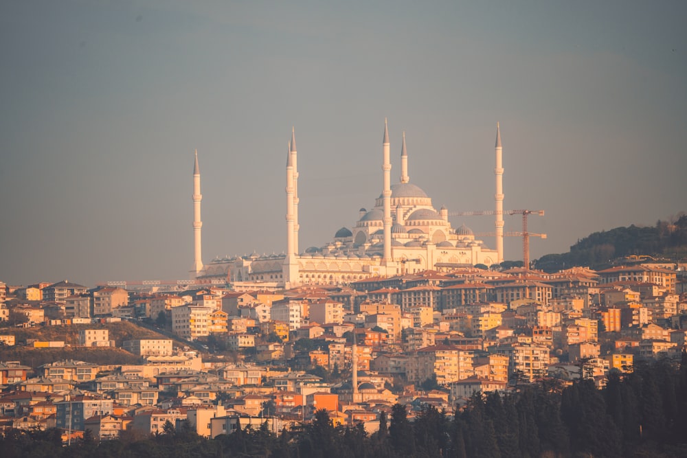 Blick auf eine Stadt mit einem großen Gebäude im Hintergrund