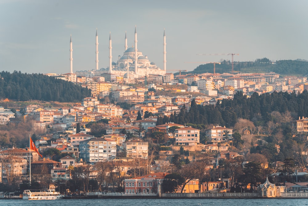 uma vista de uma cidade do outro lado de um corpo de água