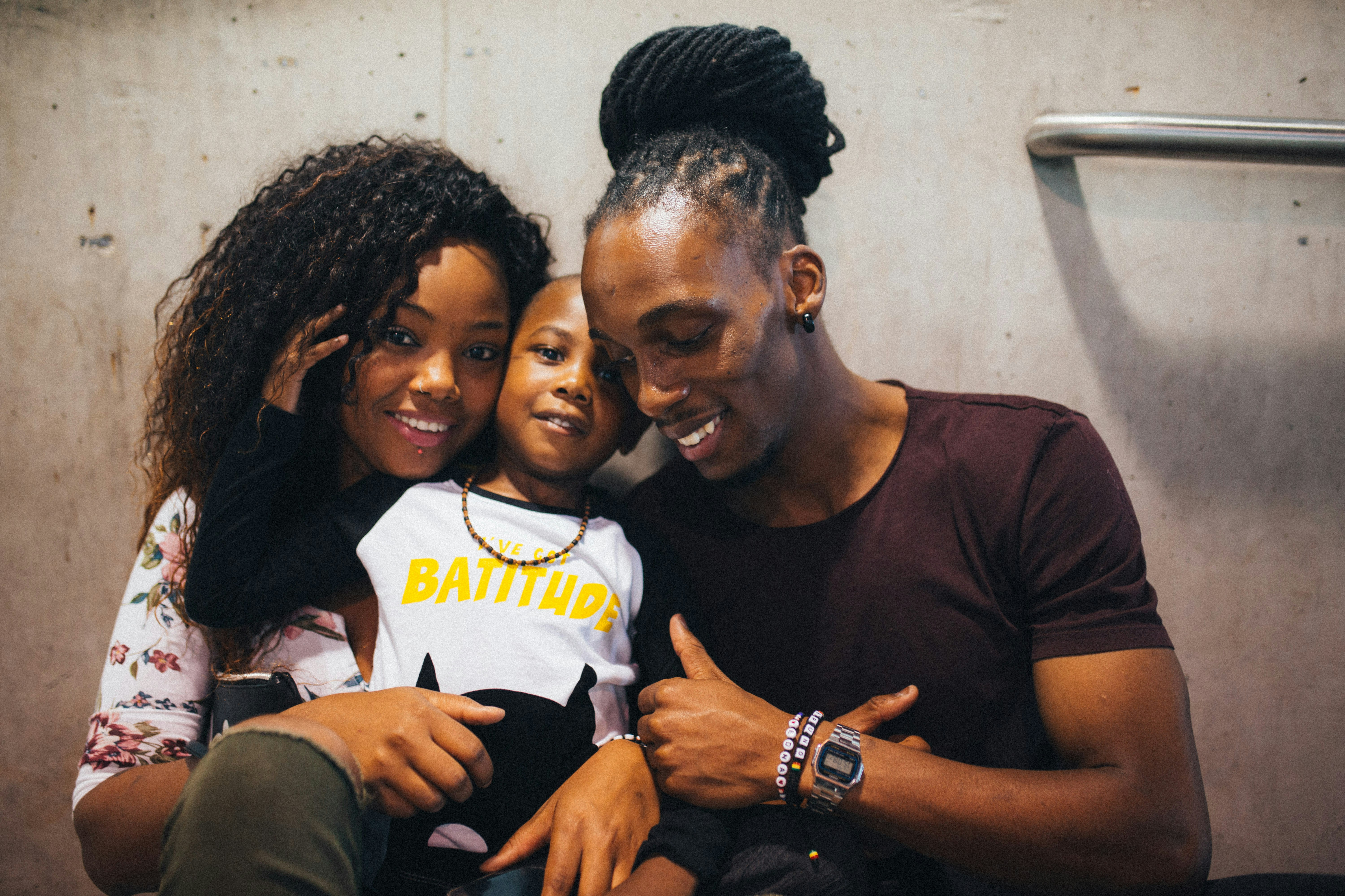 ein paar Leute, die zusammen sitzen