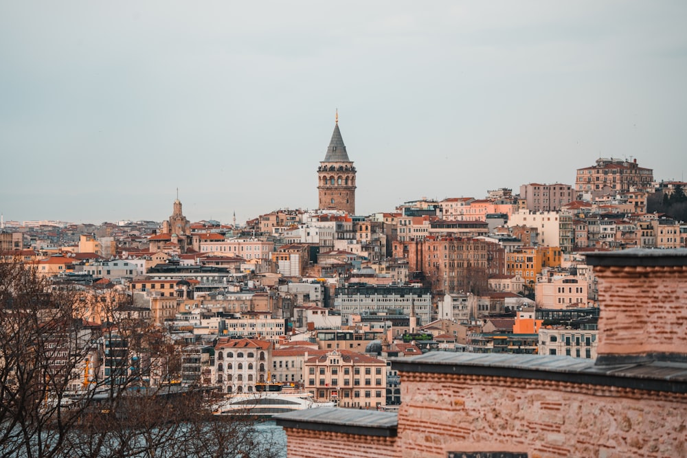 uma vista de uma cidade com uma torre do relógio