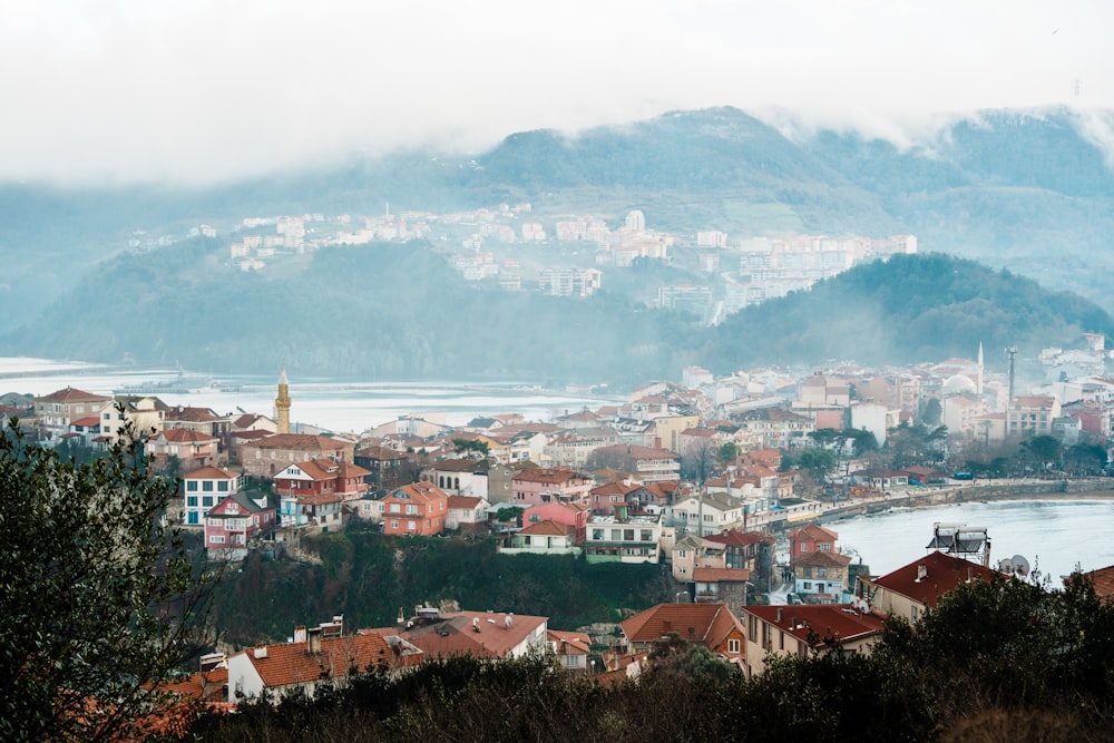 Una vista de una ciudad con montañas al fondo