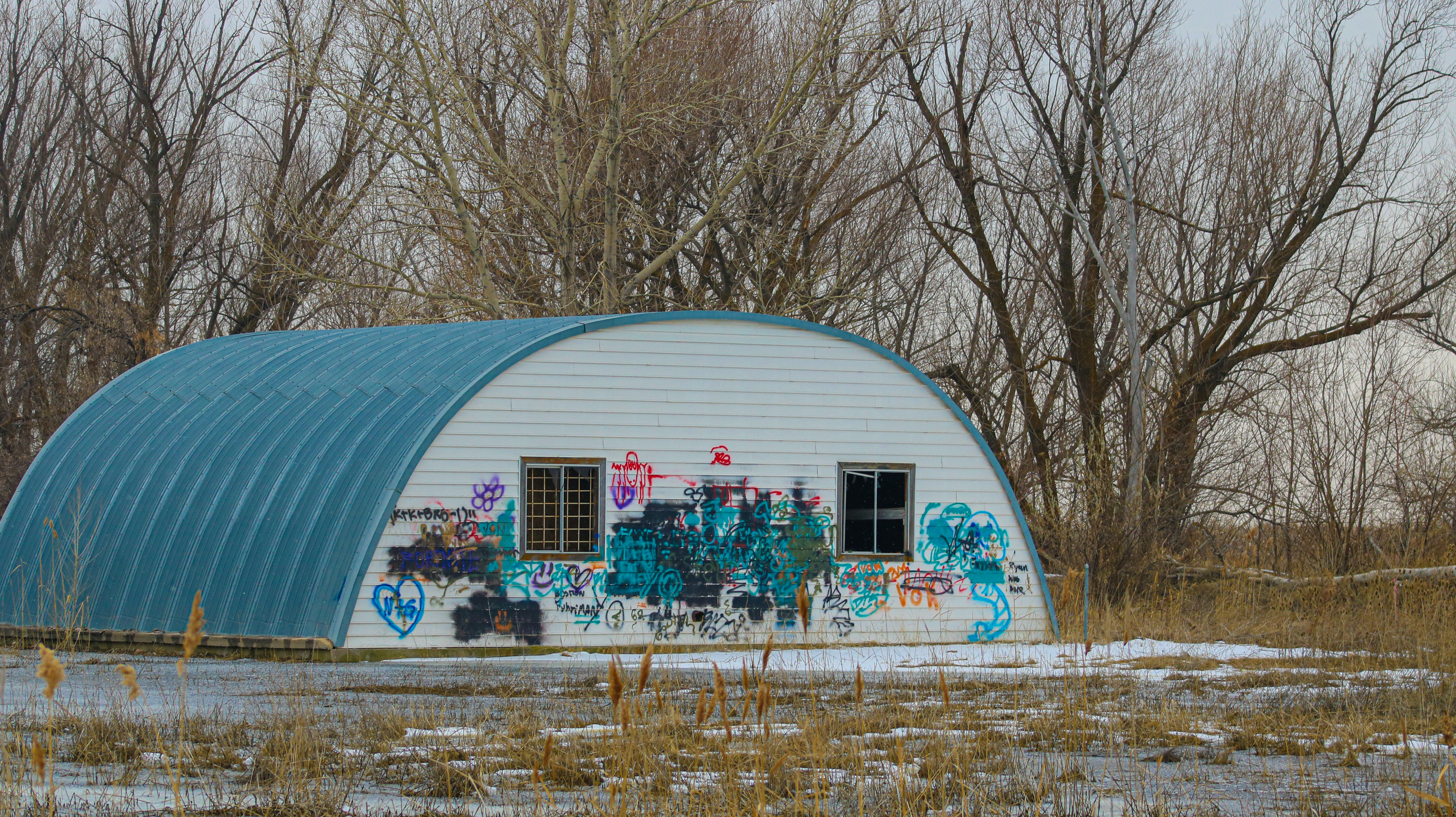 A building with graffiti on the side of it