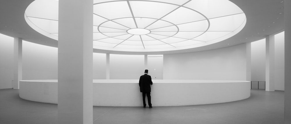 um homem de pé em uma sala com um teto circular