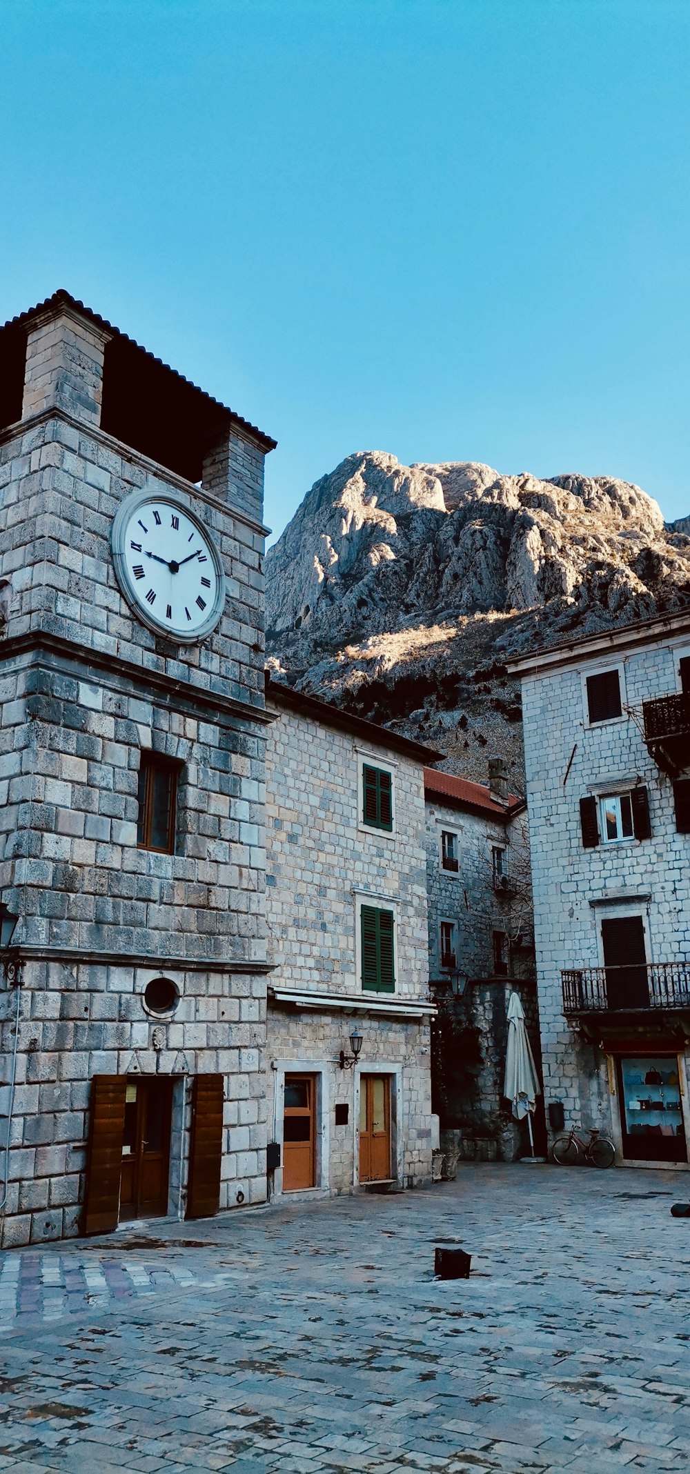 un bâtiment en pierre avec une horloge sur le côté