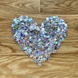 Creative centerpiece with stars, hearts, and confetti motifs in soft pastel tones