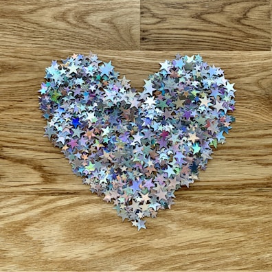 Creative centerpiece with stars, hearts, and confetti motifs in soft pastel tones