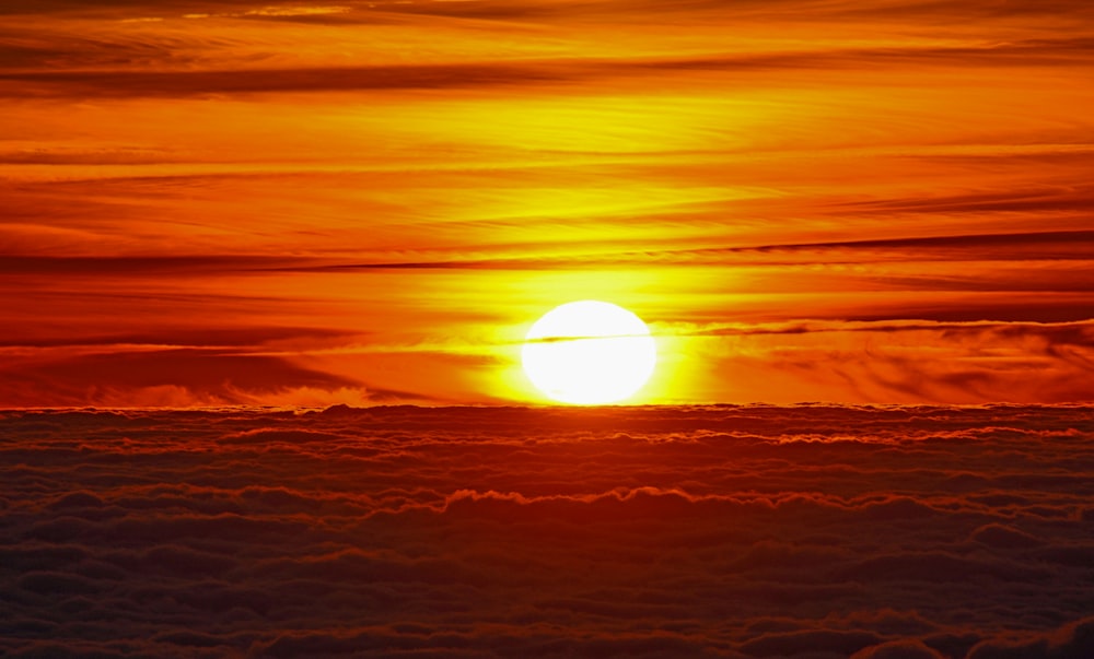 Il sole sta tramontando sulle nuvole nel cielo