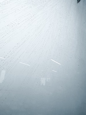 Skardinės palangės detail with rain droplets highlighting durability.