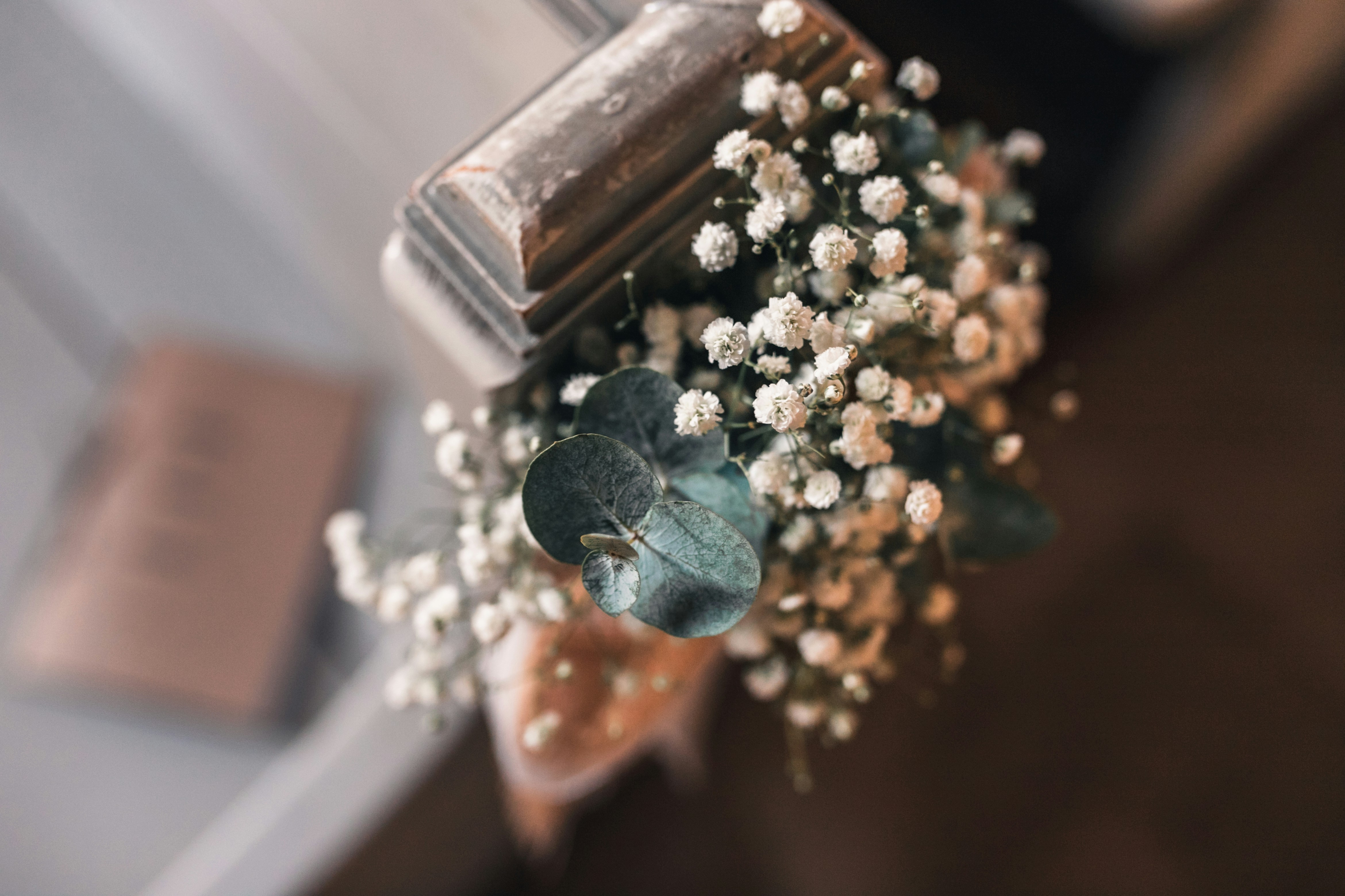 wedding hair accessory crystal, ilustrasi artikel Beyond the Veil: 10 Stunning Alternatives for the Modern Bride 1