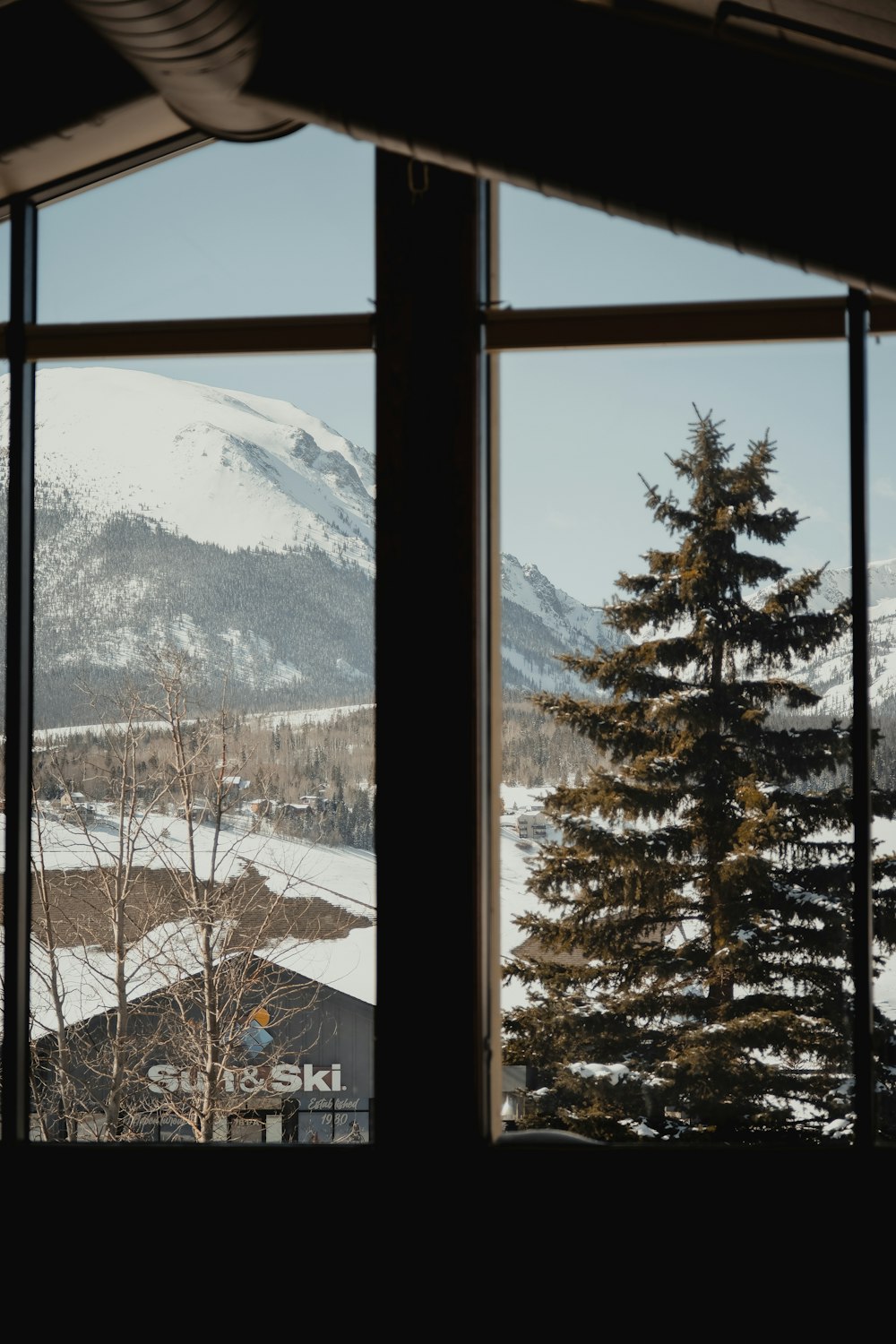 uma vista de uma montanha nevada de uma janela