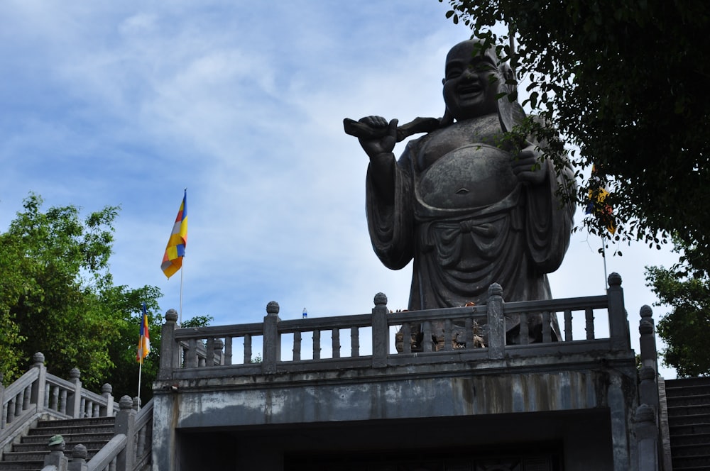 uma estátua de um buda em uma ponte