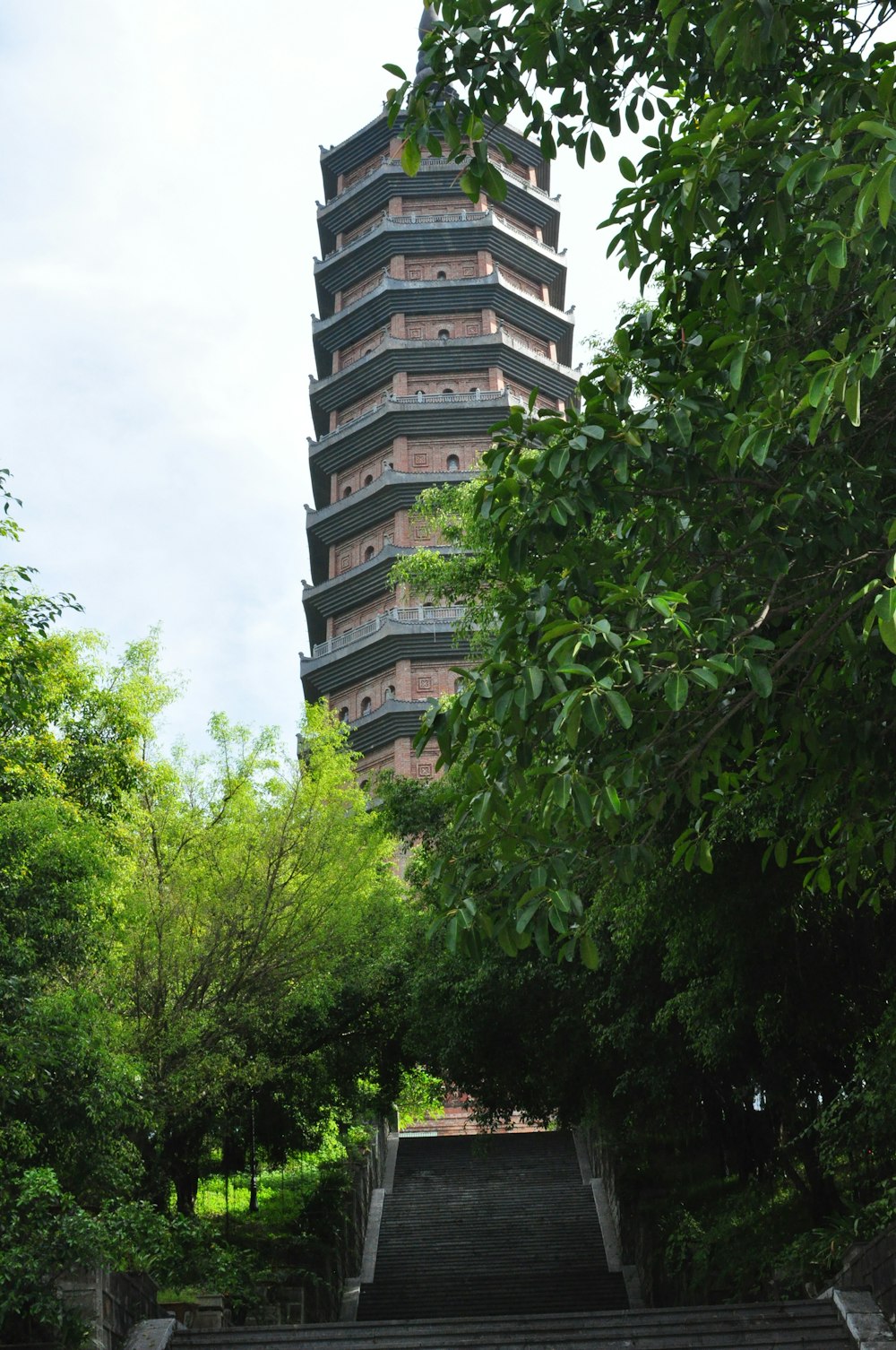 uma torre muito alta com um monte de escadas subindo-a