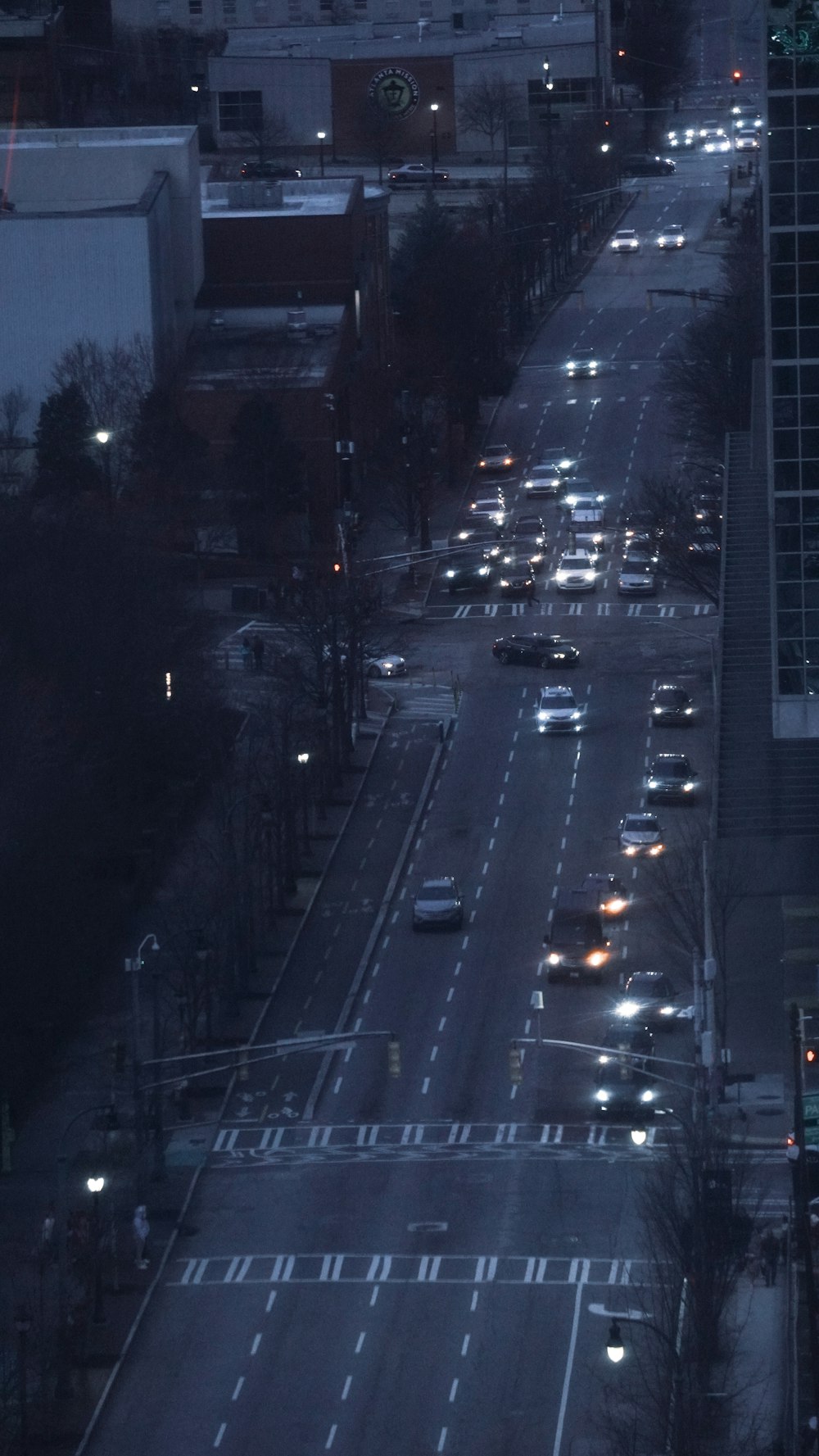 a city street filled with lots of traffic at night