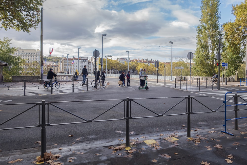 Un grupo de personas montando en bicicleta por una calle