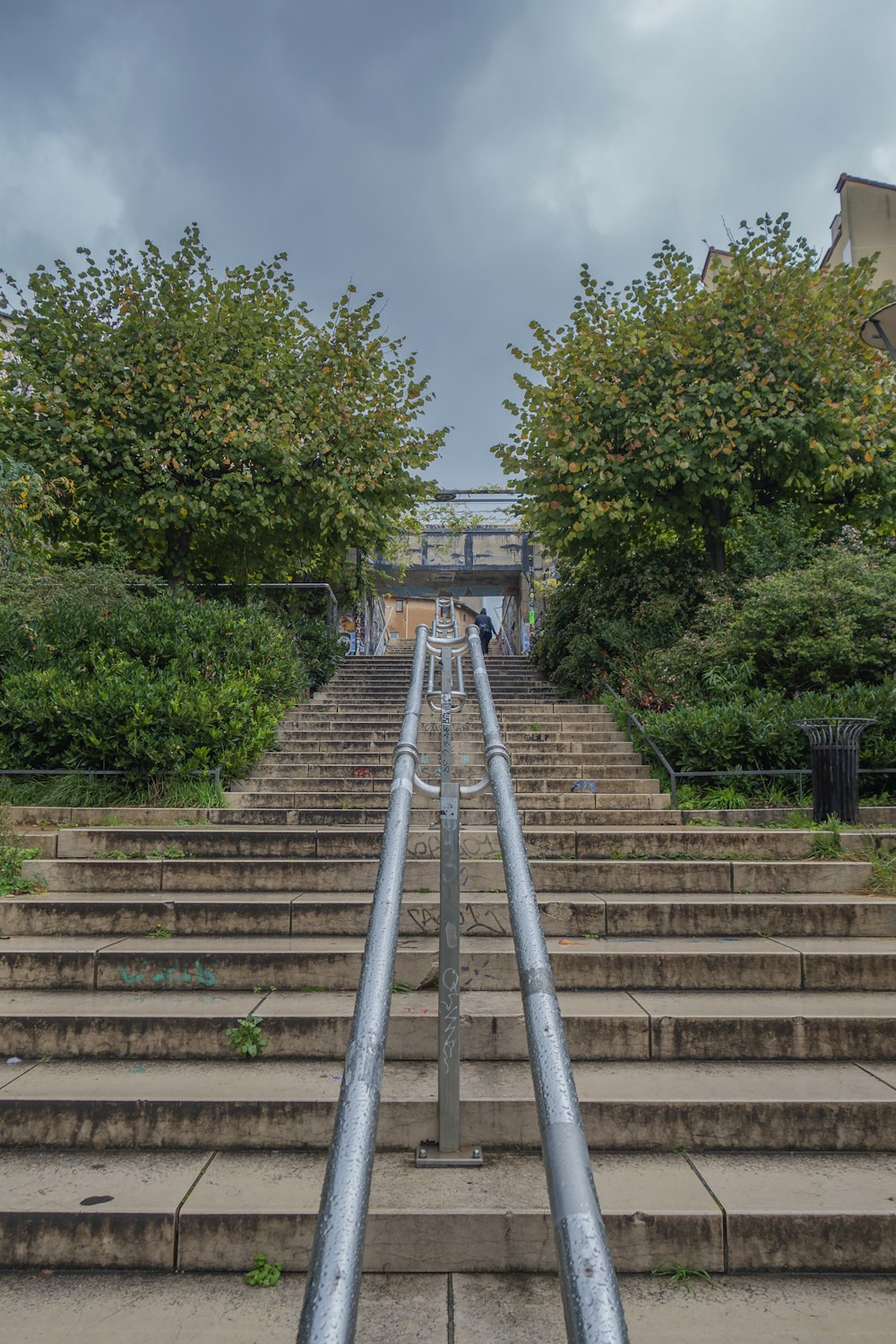 un conjunto de escaleras que conducen a la cima de una colina