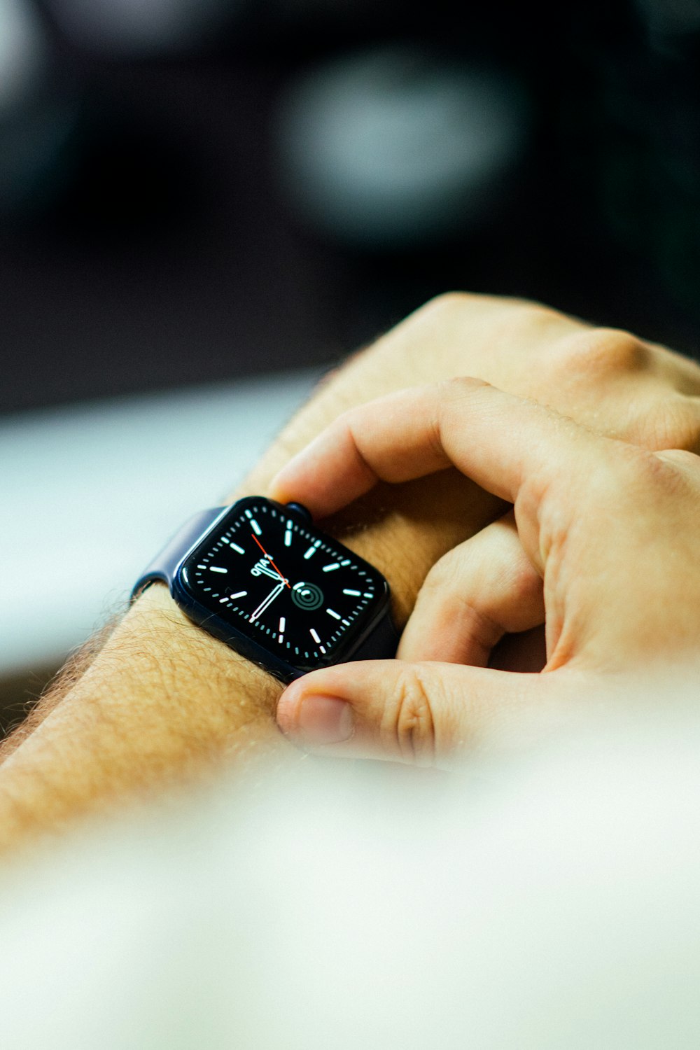 un primo piano di una persona che tiene un orologio intelligente