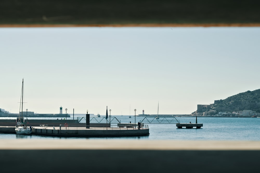 um par de barcos flutuando em cima de um corpo de água