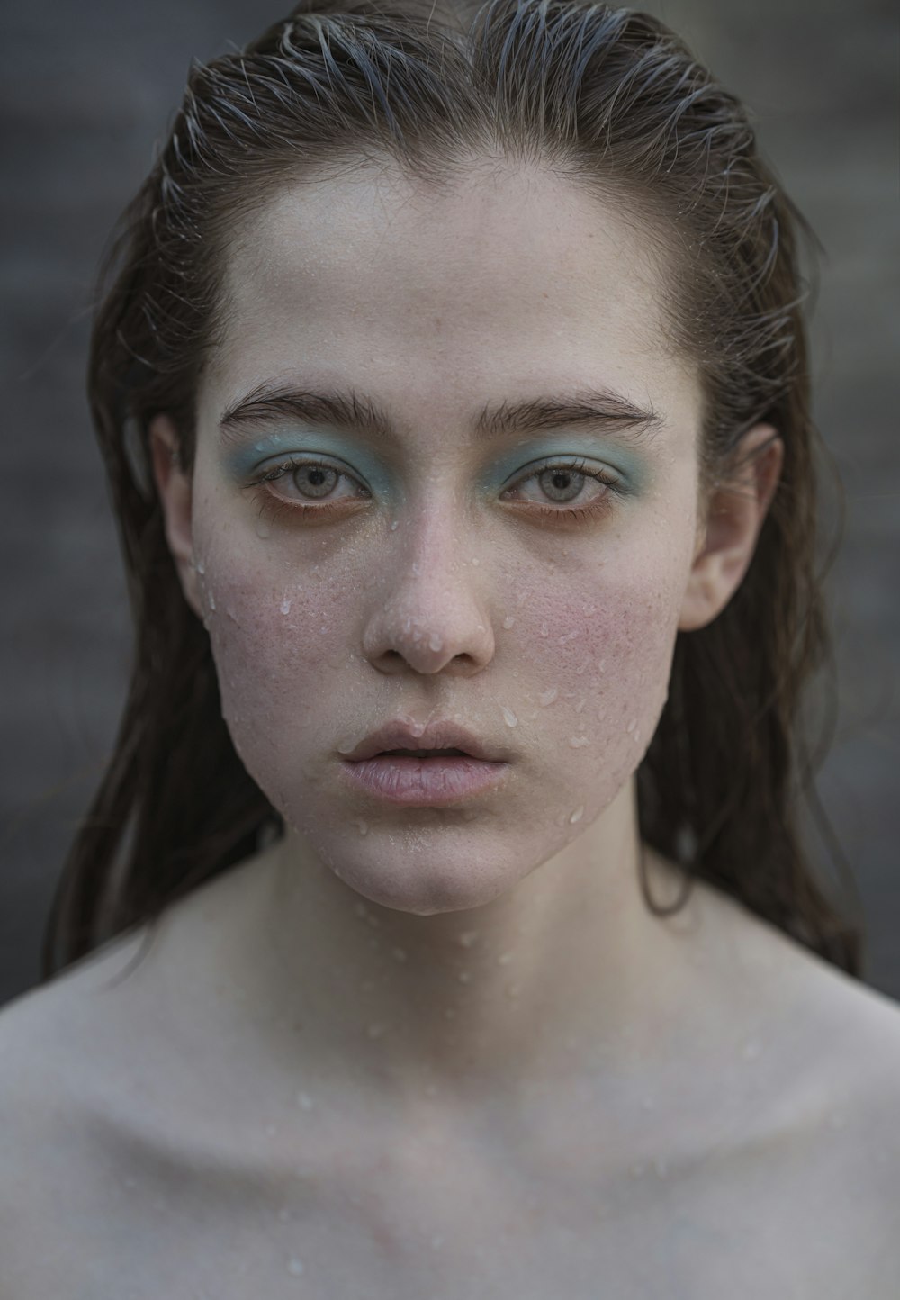 Una donna con gli occhi azzurri e le lentiggini sul viso