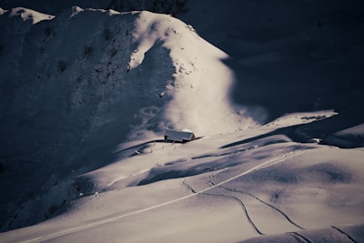 A cozy mountain cabin surrounded by snow, perfect for a peaceful retreat.