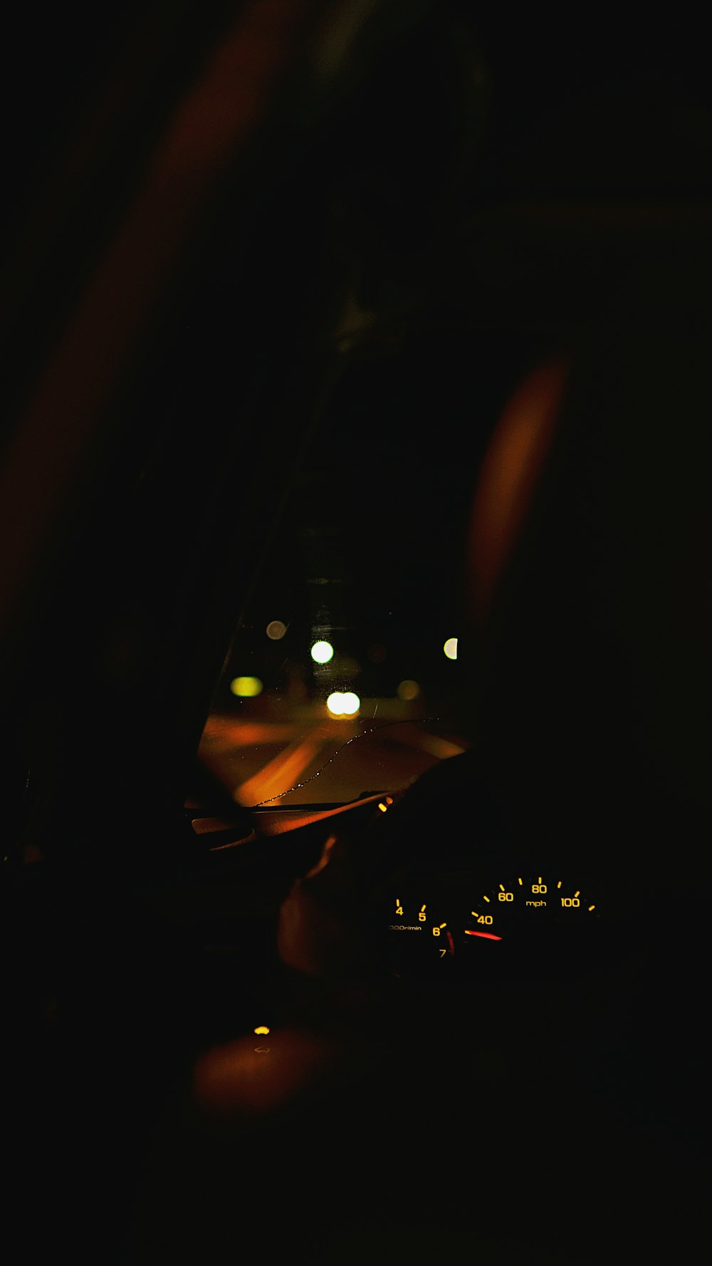 Ein verschwommenes Foto eines Autoarmaturenbretts bei Nacht