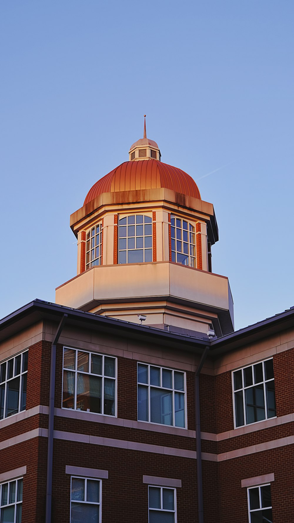 ein rotes Backsteingebäude mit einer Kuppel auf der Spitze