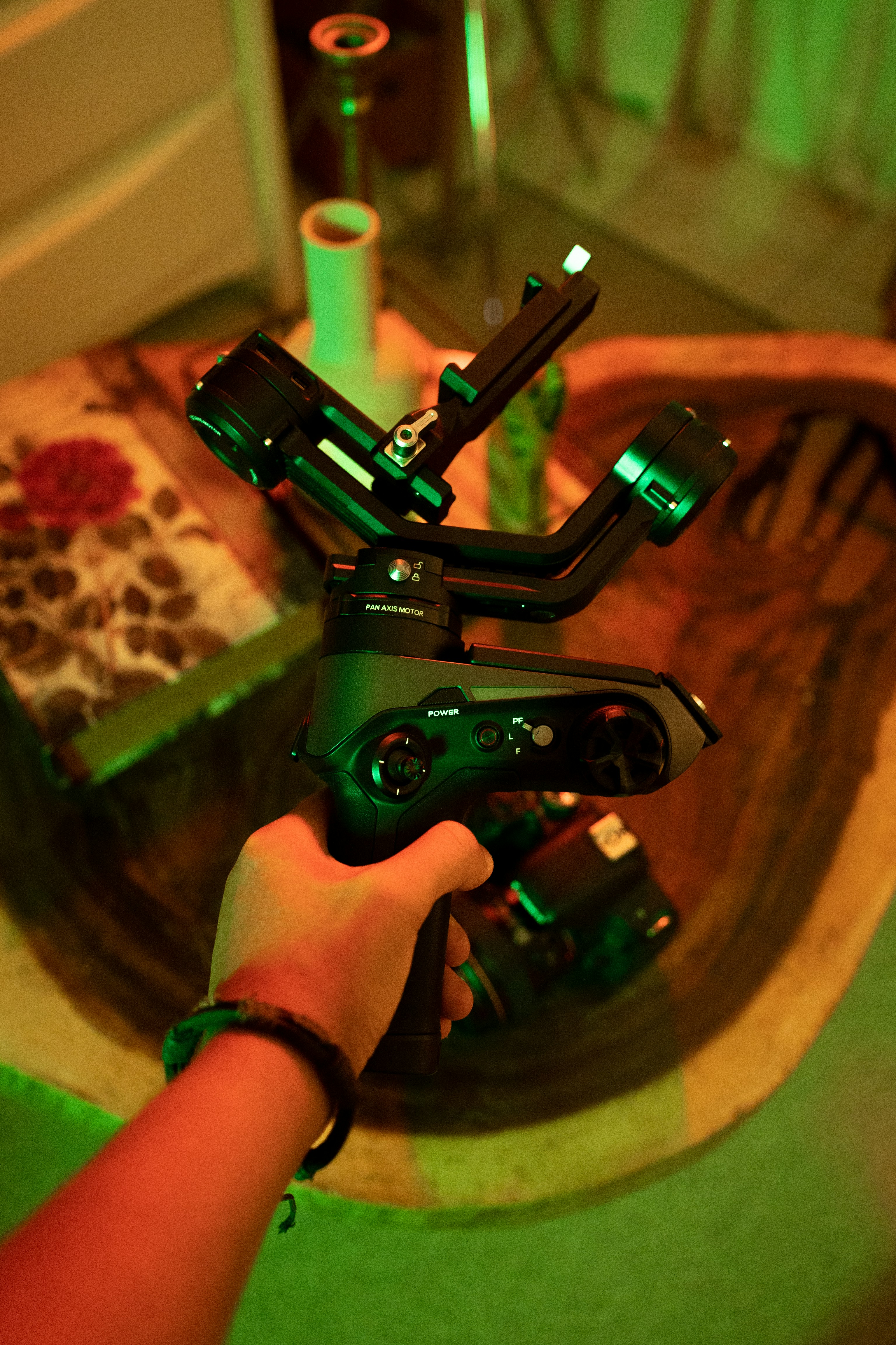 鏡の前でカメラを構える人