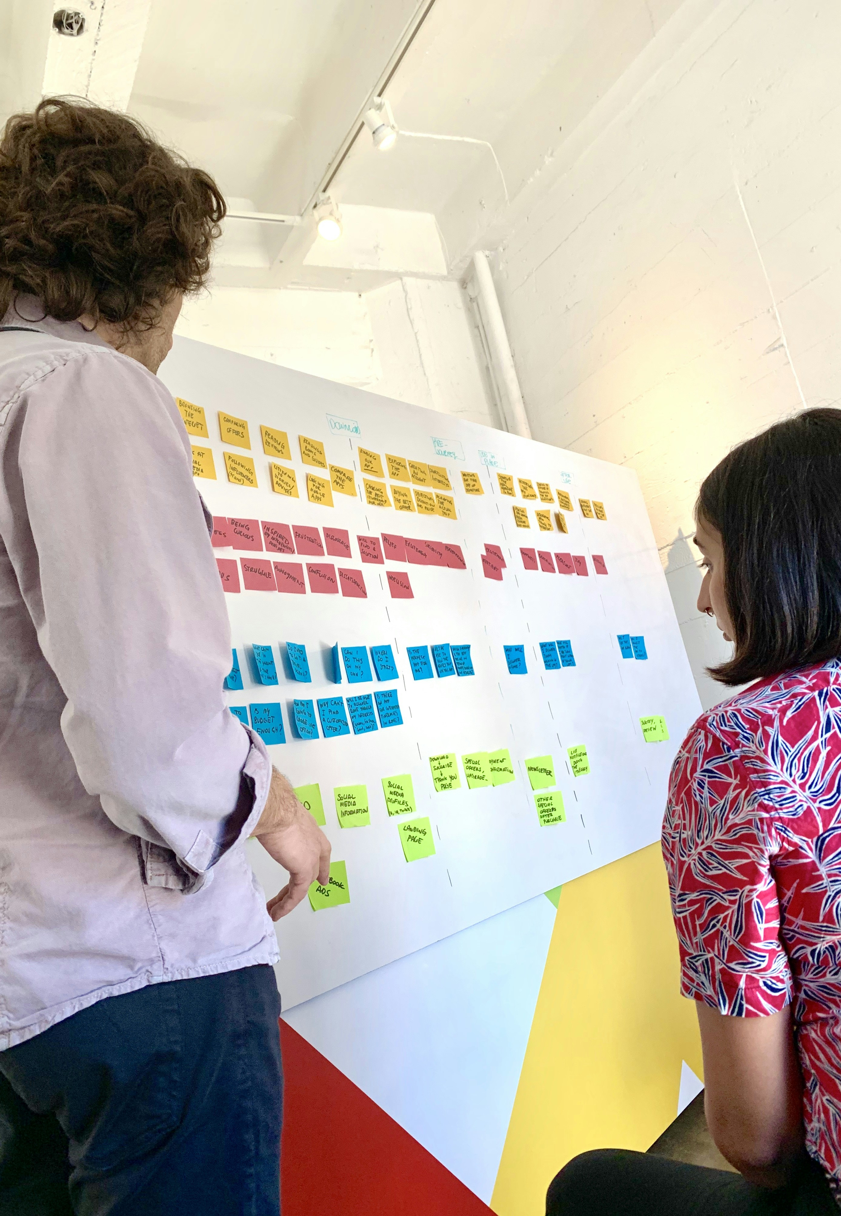 Equipo de consultores técnicos analizando arquitectura de software en pizarra con diagramas de sistemas