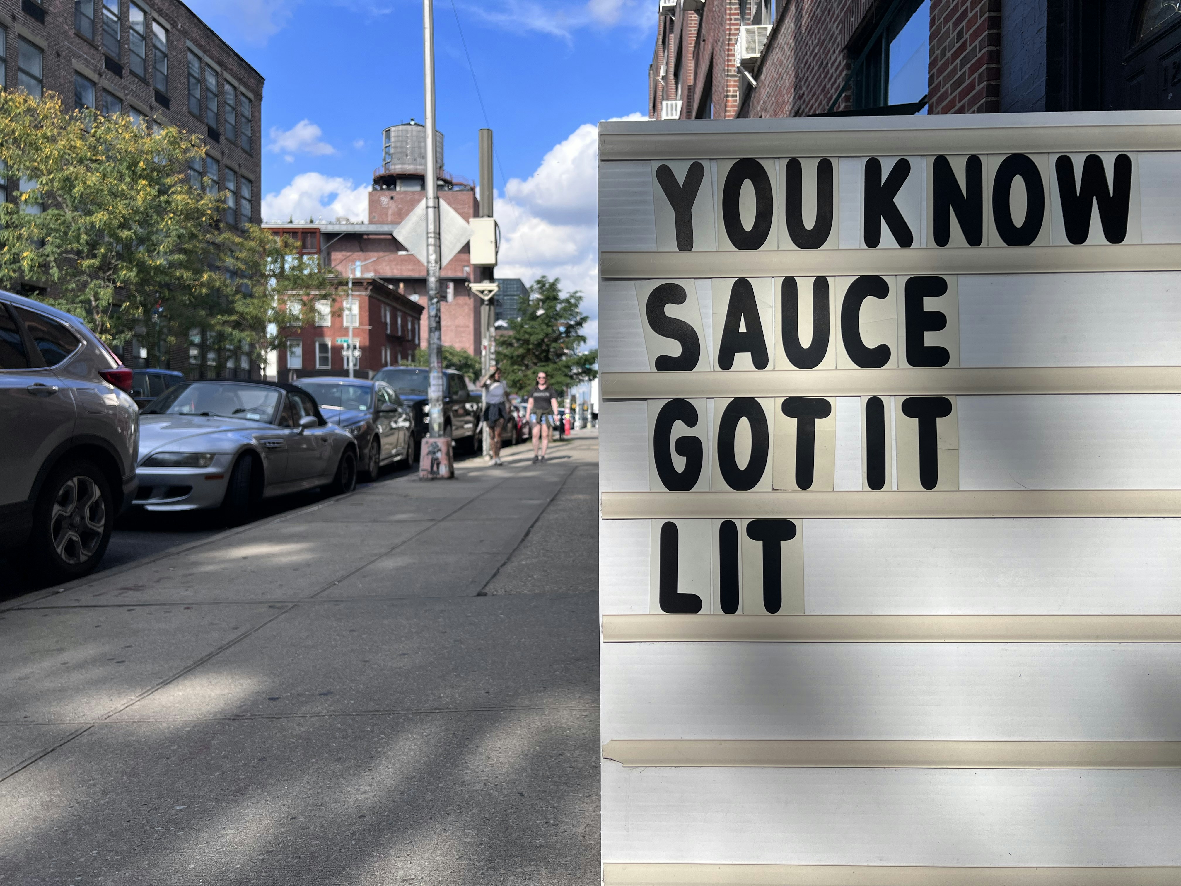 un panneau qui dit que vous savez que la sauce l’a allumée